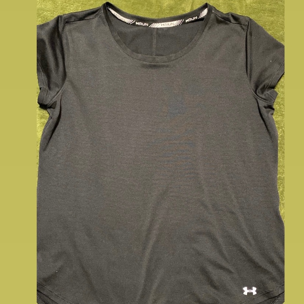 Under Armour black run tee size L